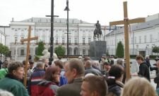 Obrońcy krzyża zbieraja się przed Pałacem Prezydenckim, fot. B. Zborowski /PAP