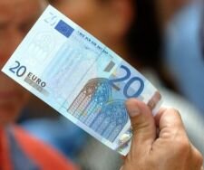 Polacy coraz mniej za euro