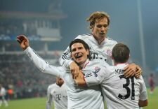 Mario Gomez (z uniesioną ręką) i jego koledzy z Bayernu Monachium mają powody do radości! 