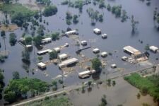 Straty spowodowane w Pakistanie przez powódź szacowane są na wiele miliardów dolarów /AFP