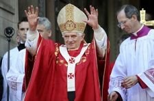 Benedykt XVI przed katedrą Westminster /AFP